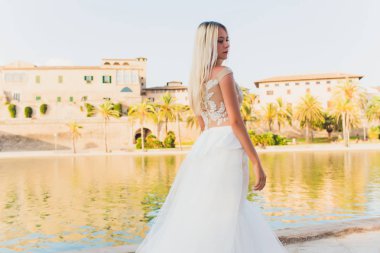 Güzel kız, uzun saçlı park Çin Seddi yakınındaki poz modeli.