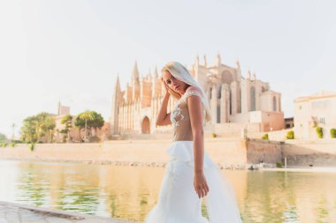 Güzel kız, uzun saçlı park Çin Seddi yakınındaki poz modeli.