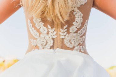 Güzel kız, uzun saçlı park Çin Seddi yakınındaki poz modeli.