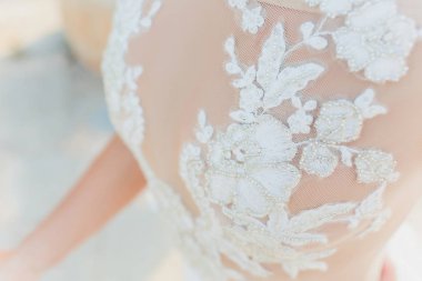 Güzel kız, uzun saçlı park Çin Seddi yakınındaki poz modeli.