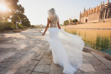 Güzel kız, uzun saçlı park Çin Seddi yakınındaki poz modeli.