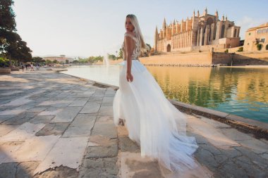 Güzel kız, uzun saçlı park Çin Seddi yakınındaki poz modeli.