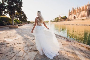 Güzel kız, uzun saçlı park Çin Seddi yakınındaki poz modeli.