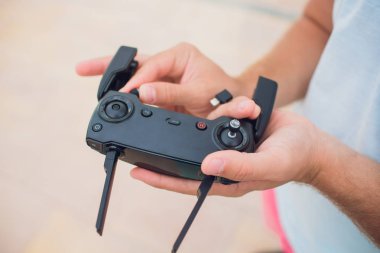 Uzaktan kumanda dron hobi eğlence eğlence teknoloji yenilik konsepti. oyun çubuğu yükleme