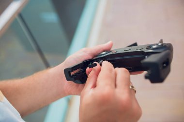 Uzaktan kumanda dron hobi eğlence eğlence teknoloji yenilik konsepti. oyun çubuğu yükleme