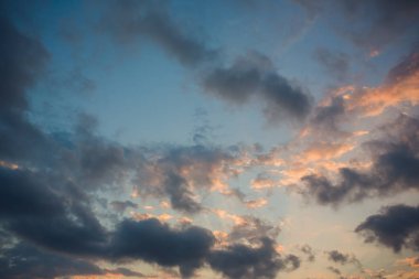 Cumulus gün batımı bulutları güneş batarken.