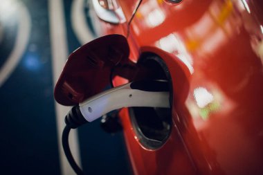 Güç kaynağını bağlayın pil şarj için elektrikli araç için. Futuristic otomobil olan teknoloji Sanayi taşıma şarj. Ev yakıt hibrid otomobili tak.