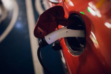 Güç kaynağını bağlayın pil şarj için elektrikli araç için. Futuristic otomobil olan teknoloji Sanayi taşıma şarj. Ev yakıt hibrid otomobili tak.