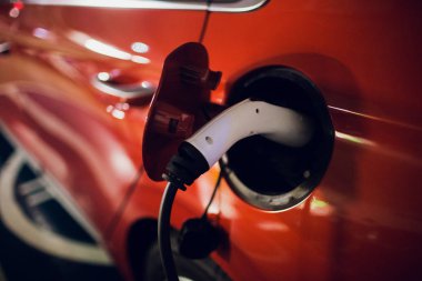 Güç kaynağını bağlayın pil şarj için elektrikli araç için. Futuristic otomobil olan teknoloji Sanayi taşıma şarj. Ev yakıt hibrid otomobili tak.