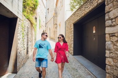 Elini tutarak, yürüyüş ve geçit içinde seyahat eden genç bir çift. tatil seyahat kavramı