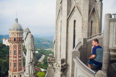 Tapınak Tibidabo Barcelona, İspanya üzerinde İsa'nın kutsal kalbi.