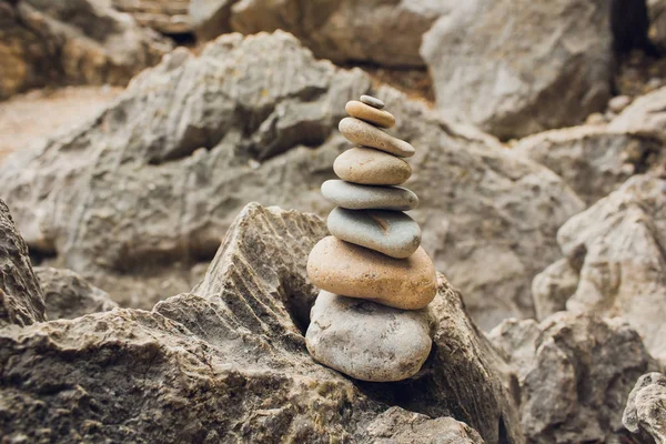 Medytacja Zen spa relaks tło - efektu retro vintage filtrowane hipster stylu obrazu kamienie wyważone stosu z plumerii frangipani z bliska na plaży. — Zdjęcie stockowe