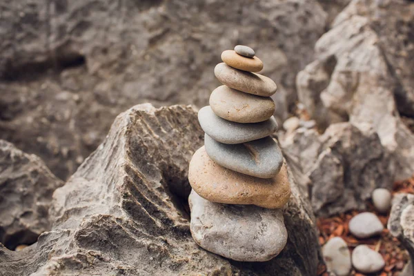 Medytacja Zen spa relaks tło - efektu retro vintage filtrowane hipster stylu obrazu kamienie wyważone stosu z plumerii frangipani z bliska na plaży. — Zdjęcie stockowe