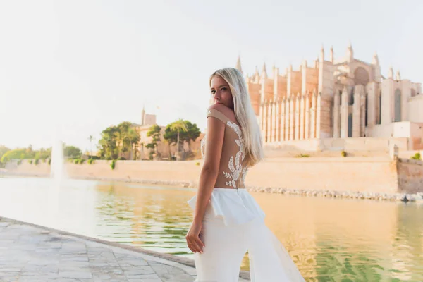 Belle Fille Modèle Avec Les Cheveux Longs Posant Dans Parc — Photo