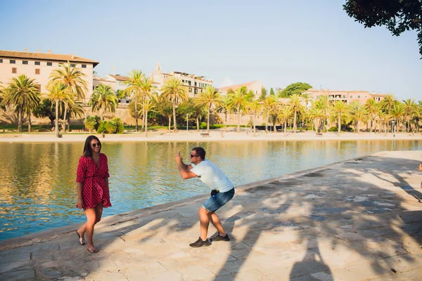 Portrait de jeunes hommes prenant une photo de sa petite amie . — Photo