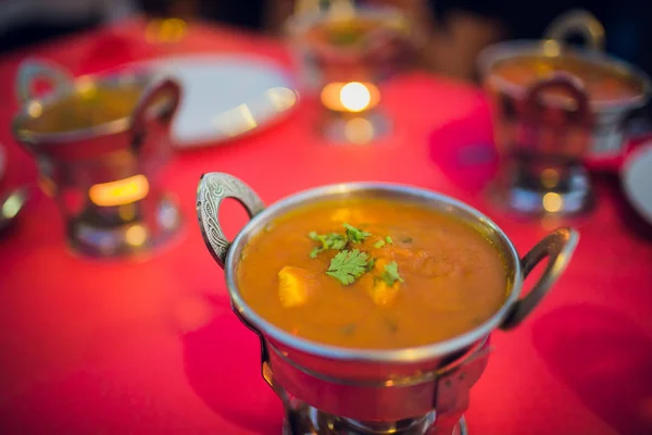 Curry rouge sur table en bois en Thaïlande . — Photo