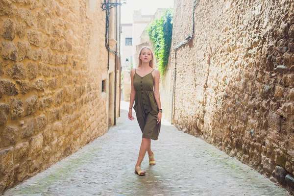 Привабливі Сексуальна блондинка жінка в сукні обертає себе ходьби європейських Барселона вулиці. — стокове фото