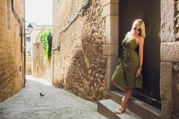 Ελκυστική σέξι ξανθιά γυναίκα στο φόρεμα τον εαυτό της τυλίγει επάνω το περπάτημα σε ευρωπαϊκών δρόμων της Βαρκελώνης. — Φωτογραφία Αρχείου