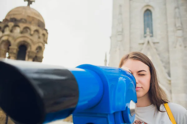 Chica mira a la distancia en una tubería. Binocular contra vista de la cubierta de observación — Foto de Stock