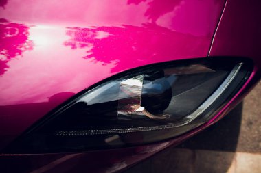 Farlar ve spor pembe araba gümüş yıldız ile kaputunun.