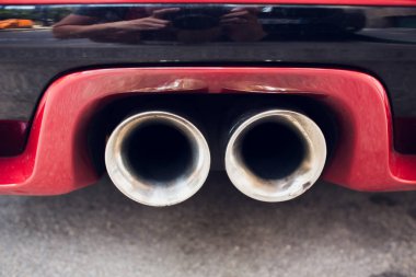 Sportif susturucular yeni nesil. Dikdörtgen araba egzoz kuyruk kırmızı.