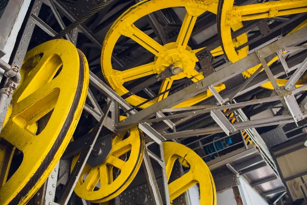 Mecanismo funicular com uma roda rotativa nas montanhas — Fotografia de Stock