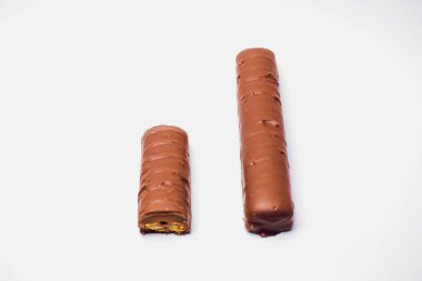 karamel beyaz zemin üzerine çikolata bar