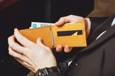 Eller cüzdanından Rus ruble çıkar. Portre üzerinde bir cüzdanından bir banknot alıyor gibi eller mans.