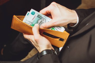 Eller cüzdanından Rus ruble çıkar. Portre üzerinde bir cüzdanından bir banknot alıyor gibi eller mans.