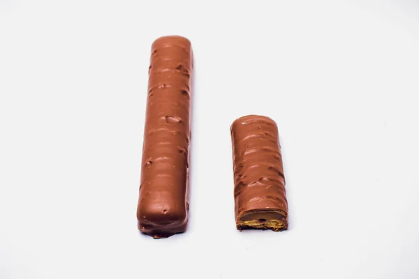 Barra de chocolate de caramelo em fundo branco — Fotografia de Stock