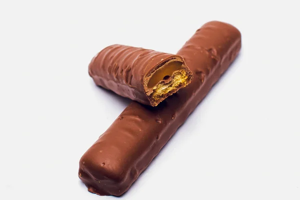 Barre de chocolat au caramel sur fond blanc — Photo