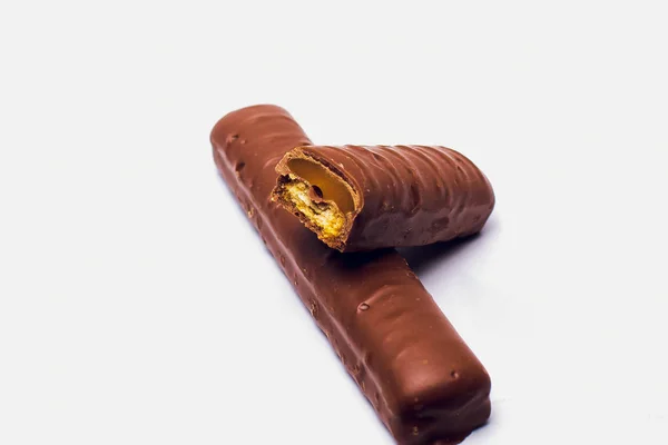 Karamell csokoládé, bár a fehér háttér — Stock Fotó