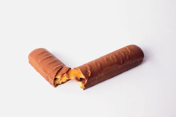 Barre de chocolat au caramel sur fond blanc — Photo