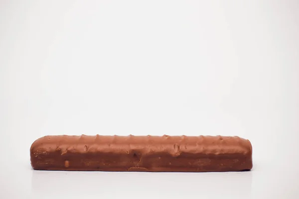 Карамельний шоколадний бар на білому тлі — стокове фото