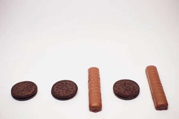 Barra de chocolate de caramelo em fundo branco binário — Fotografia de Stock