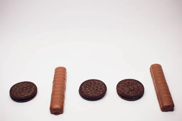 Barra de chocolate de caramelo em fundo branco binário — Fotografia de Stock