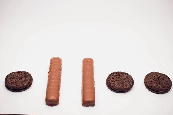 Karamelli Çikolata Bar üzerinde beyaz arka plan ikili — Stok fotoğraf