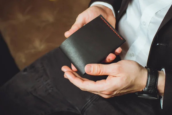 Un uomo tiene una borsa goffa con indosso una giacca . — Foto Stock