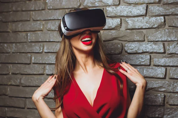 Chica en vestido rojo gafas virtuales vr . —  Fotos de Stock