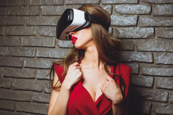 Ragazza in abito rosso occhiali virtuali vr . — Foto Stock