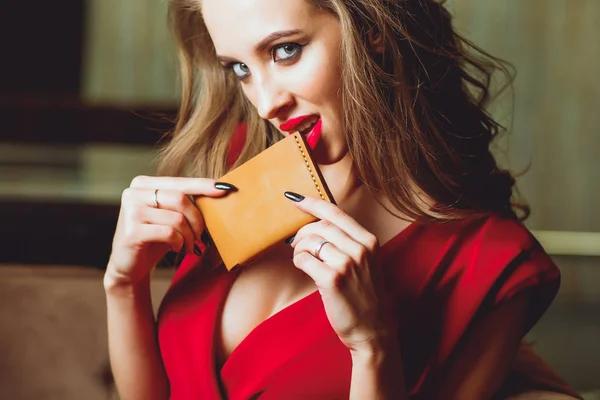 巨乳、ドレス、服、女性保持しているクラッチ財布の赤い色の切り欠き. — ストック写真