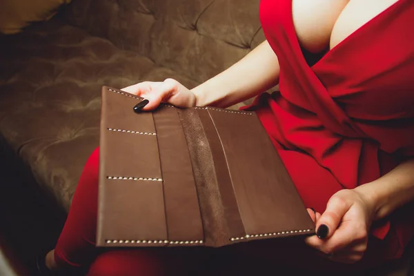 Duży biust, wyłącznik na sukni, kolor czerwony, ubrania, Kobieta trzyma sprzęgła lub torebce. — Zdjęcie stockowe