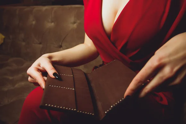 Duży biust, wyłącznik na sukni, kolor czerwony, ubrania, Kobieta trzyma sprzęgła lub torebce. — Zdjęcie stockowe