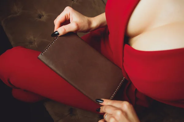 Gros seins, découpe sur robe, couleur rouge des vêtements, femme tient embrayage ou sac à main . — Photo