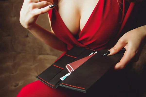 Grandi seni, ritaglio sul vestito, colore rosso dei vestiti, donna tiene frizione o borsa . — Foto Stock