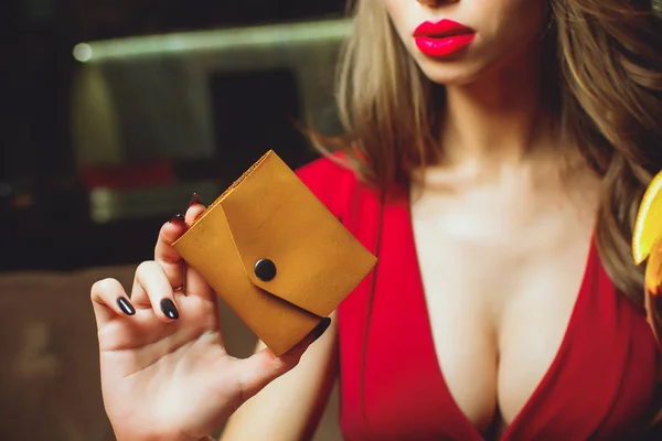 Великі груди, вирізані на сукні, червоний колір одягу, жінка тримає зчеплення або гаманець . — стокове фото