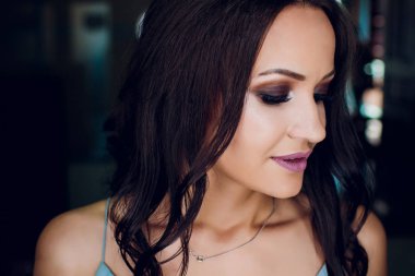 Mutlu genç kadın koyu portre yapmak. esmer