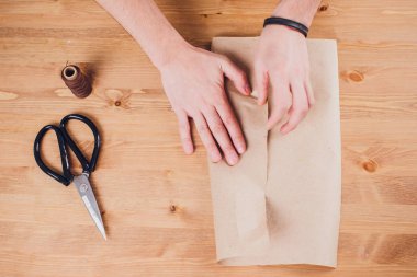 deri usta yapımı ürünler atölye Studio masada çalışma.