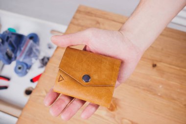 deri usta yapımı ürünler atölye Studio masada çalışma.