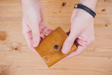 deri usta yapımı ürünler atölye Studio masada çalışma.